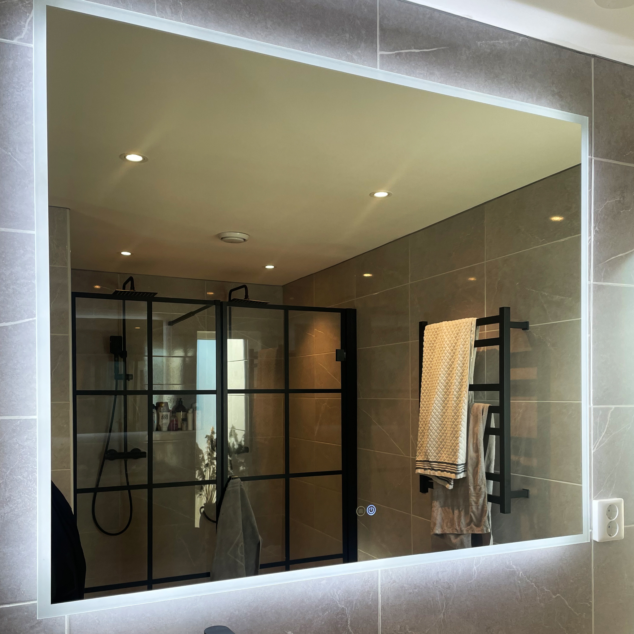 Badrumsspegel | LED-belysning och touch-styrd dimmer