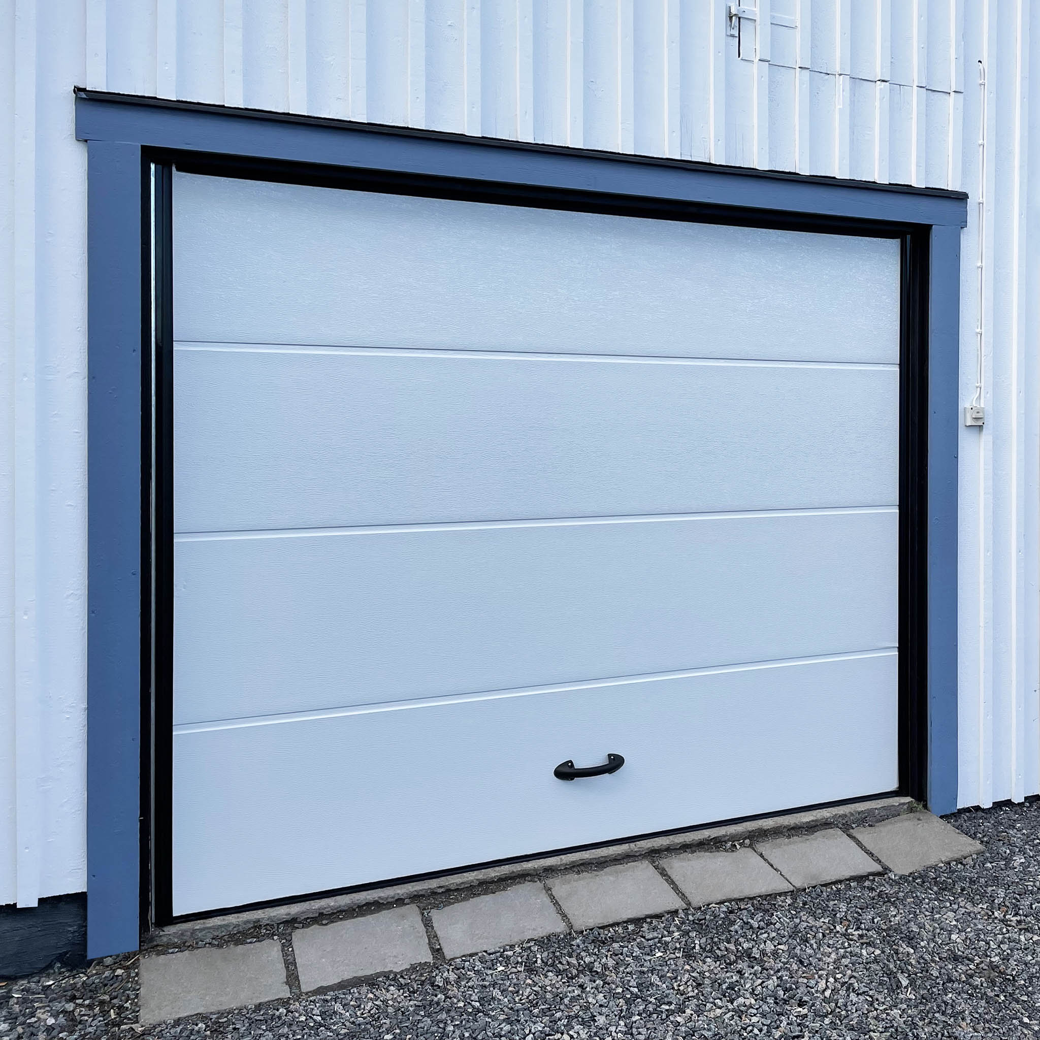 Garageport Takskjutport med fjärrstyrning | 2,4m bred Garageport Takskjutport med fjärrstyrning | 2,4m bred