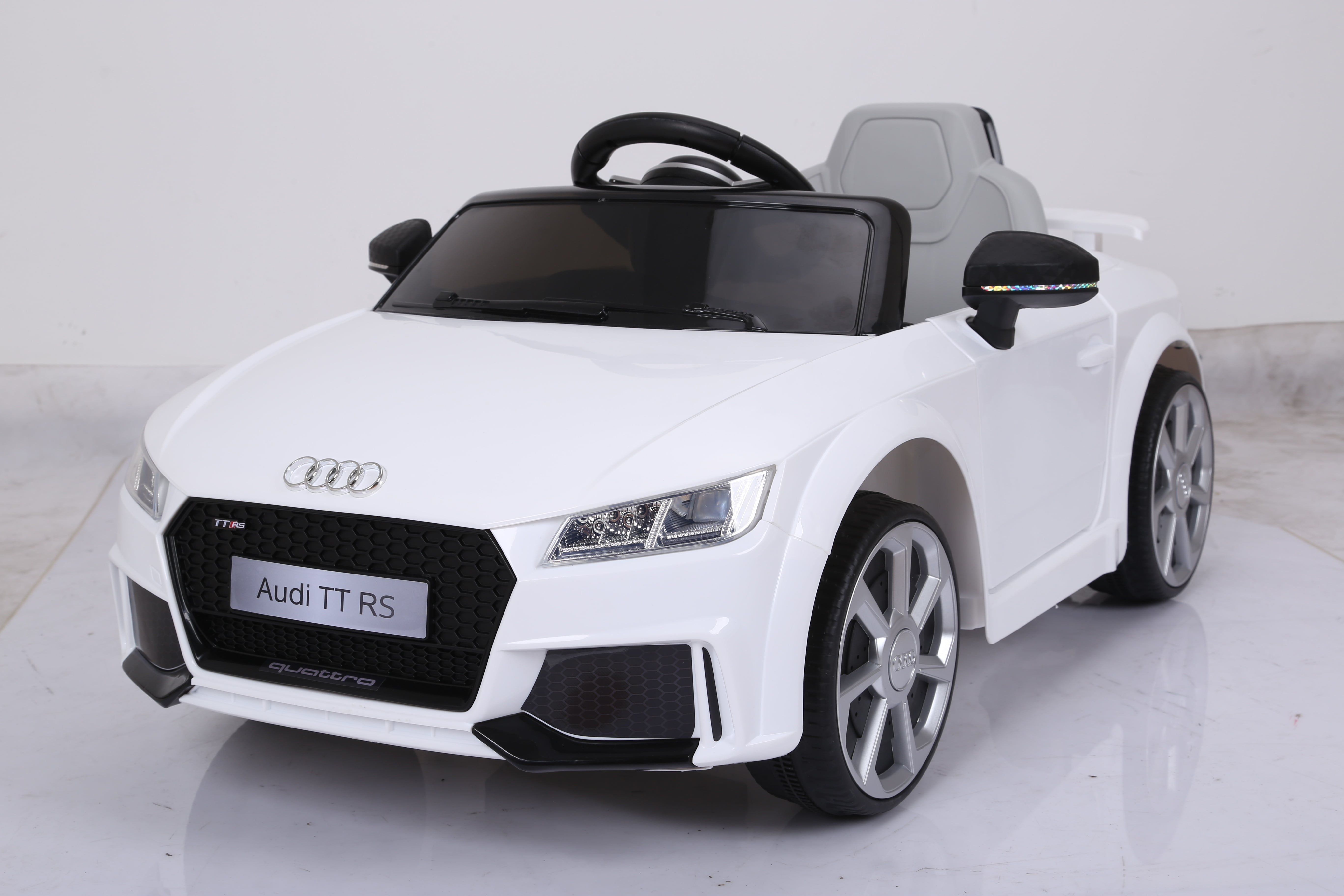 Elbil för Barn | Audi TT RS Roadster | 2.4G Fjärrkontroll | Vit Elbil för Barn | Audi TT RS Roadster | 2.4G Fjärrkontroll | Vit