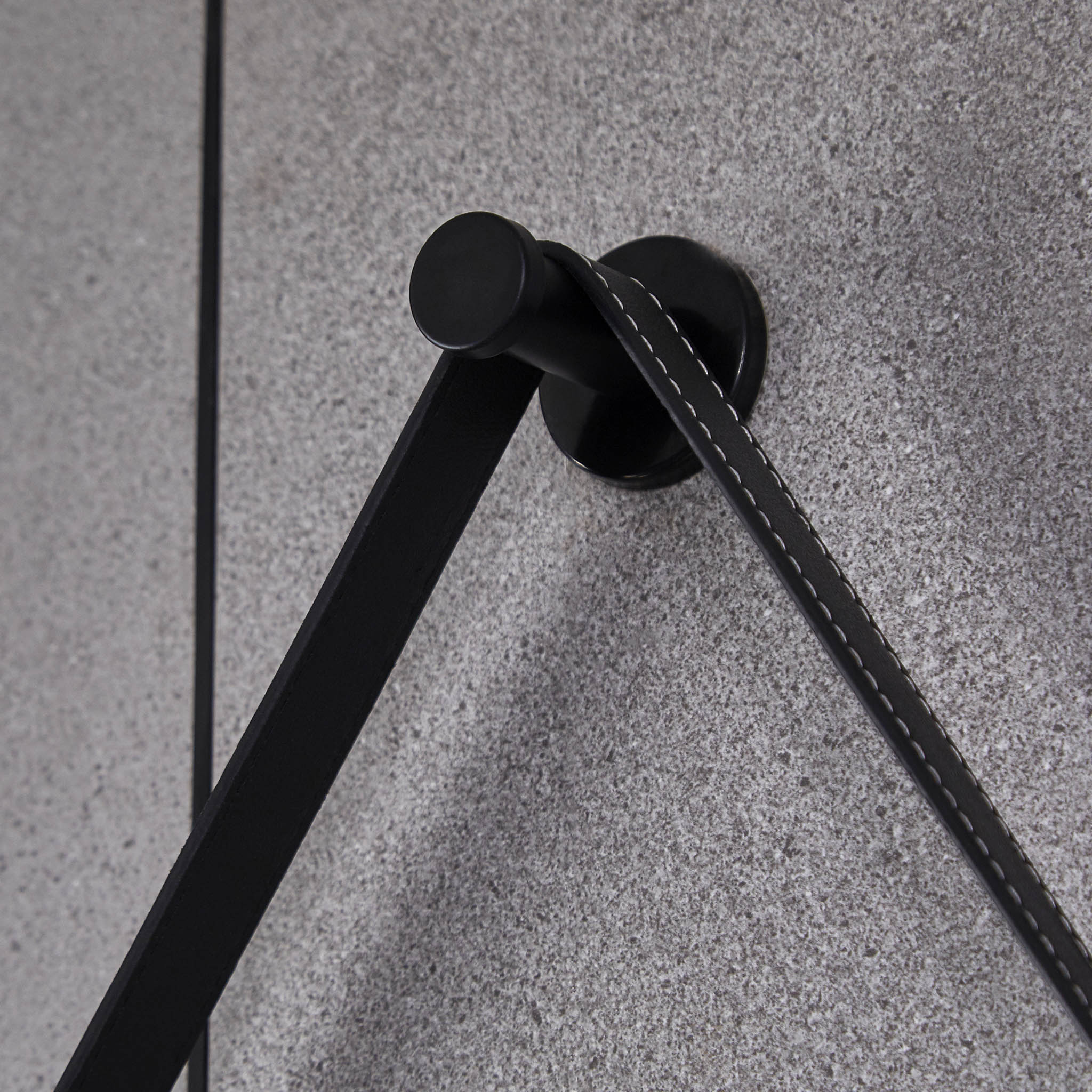 Rund spegel med h�ngrem | LED-belysning & anti-fog-funktion
