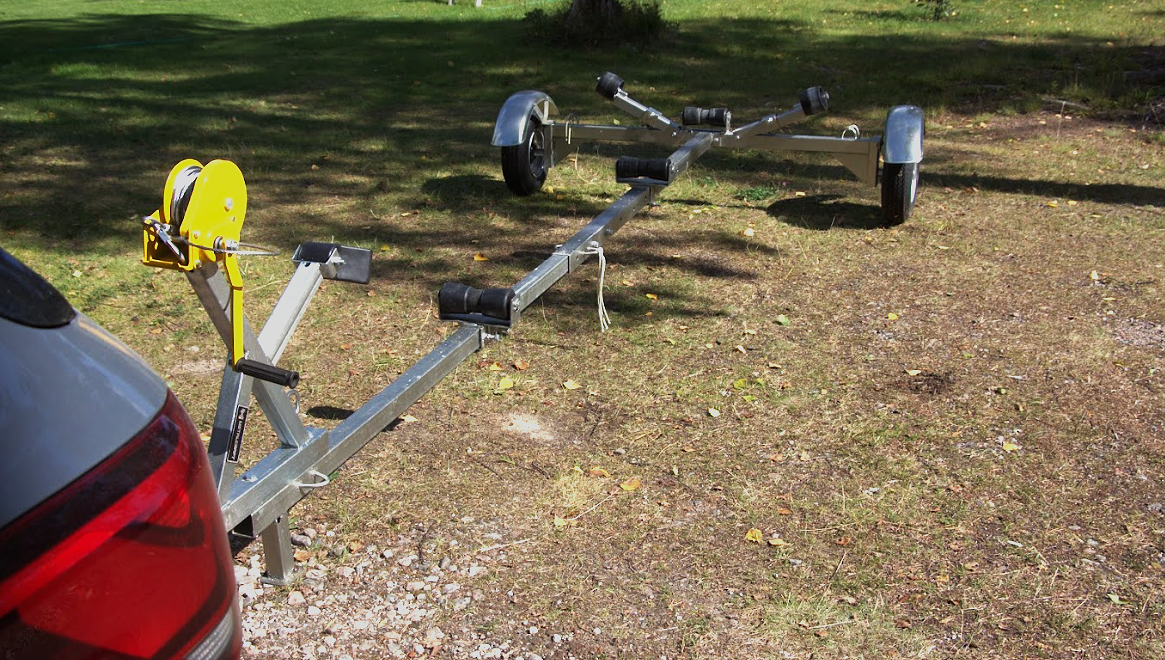 Båttrailer med vinsch | Maxlast 540kg | 469x180cm Båttrailer med vinsch | Maxlast 540kg | 469x180cm