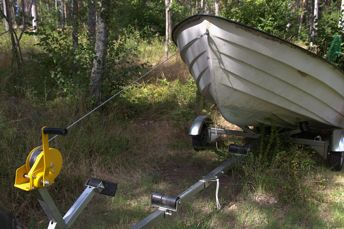 Båttrailer med vinsch | Maxlast 540kg | 469x180cm Båttrailer med vinsch | Maxlast 540kg | 469x180cm