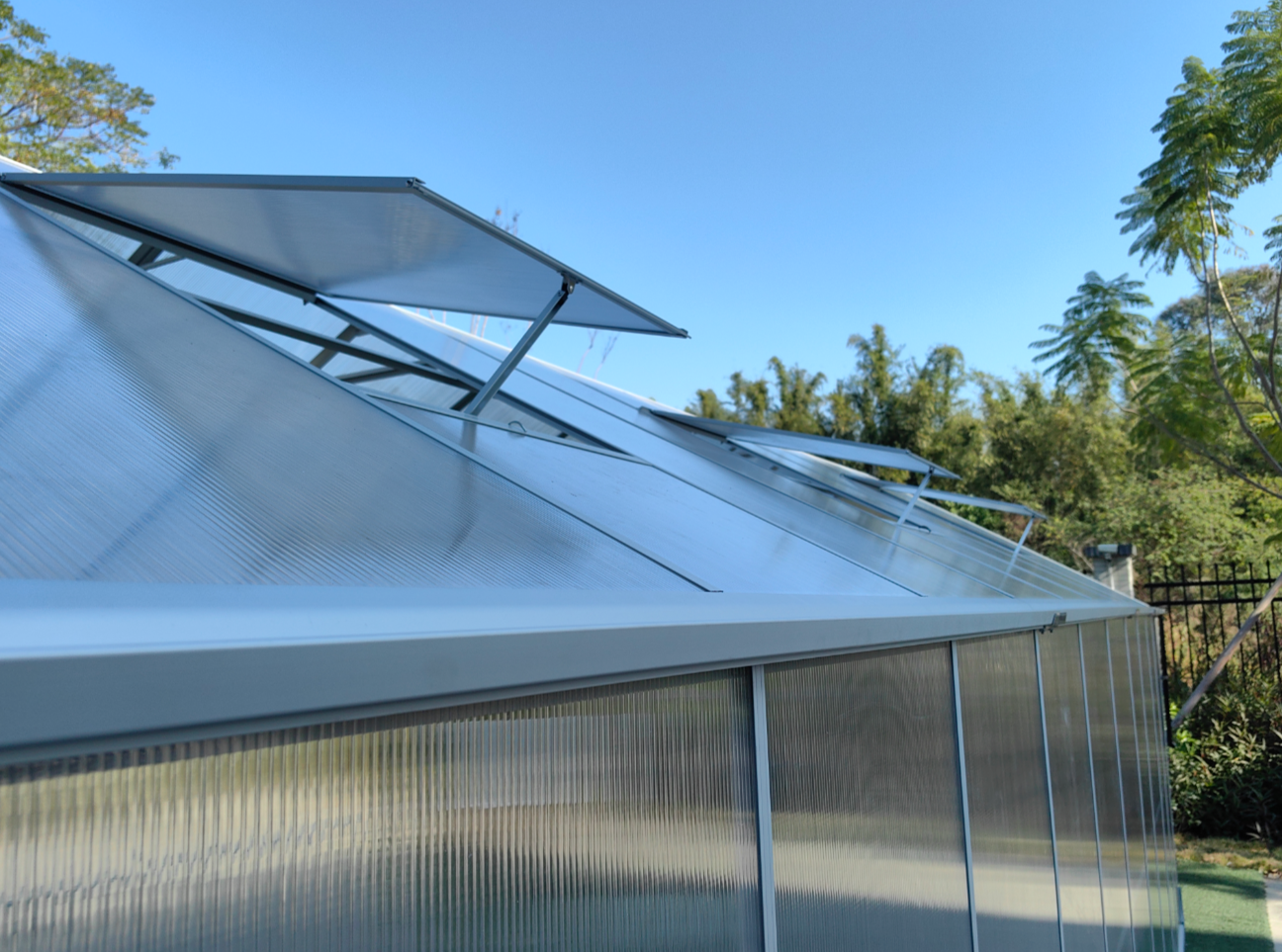 Växthus 18m² Premium | Extra hög takhöjd | 6mm kanalplast Växthus 18m² Premium | Extra hög takhöjd | 6mm kanalplast
