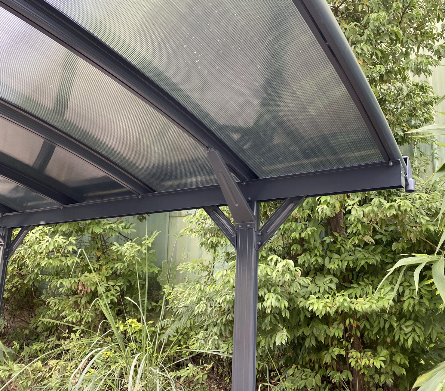 Carport 17m� | Aluminiumram med kanalplasttak |H�llbar design