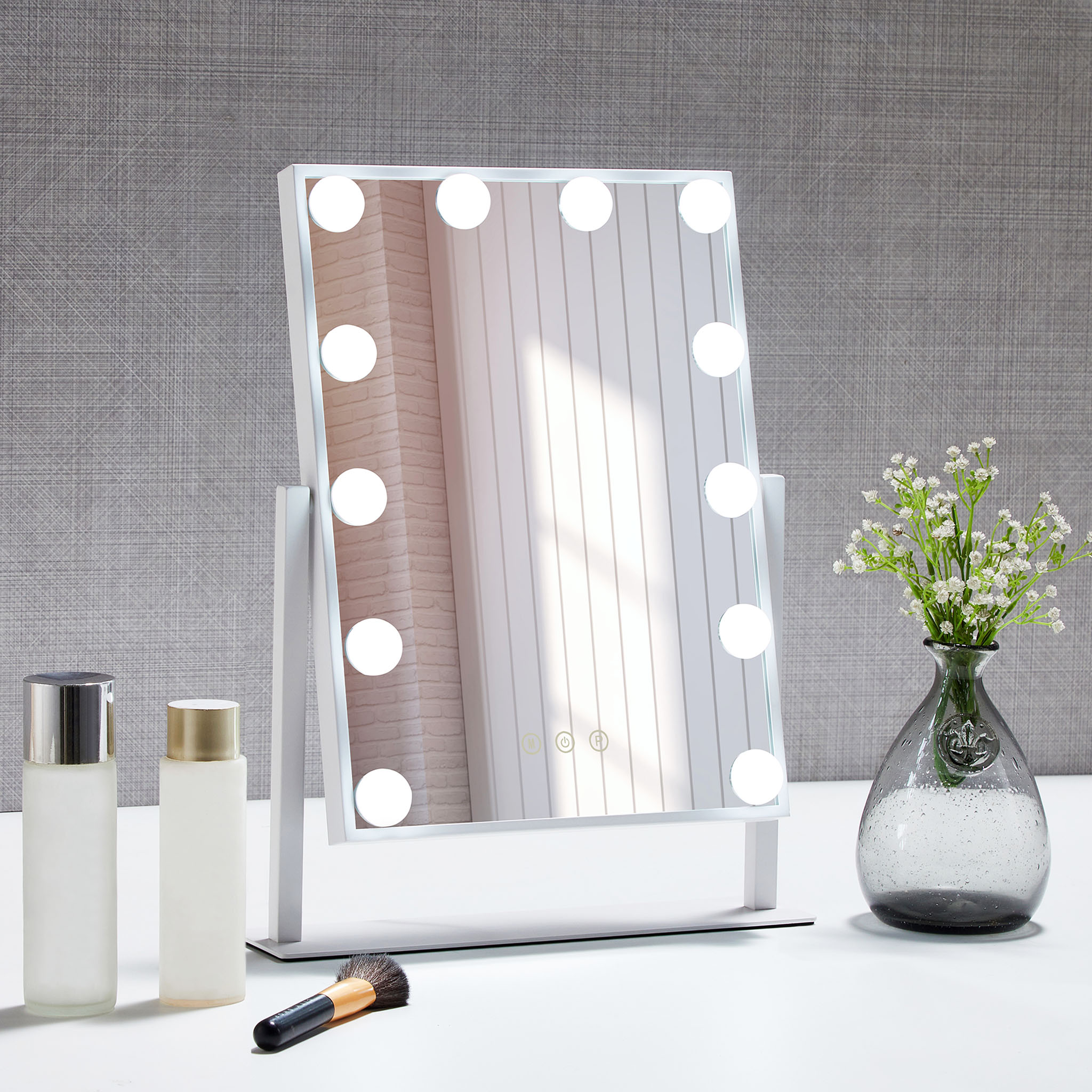 Sminkspegel p� fot med LED-belysning | Pamela