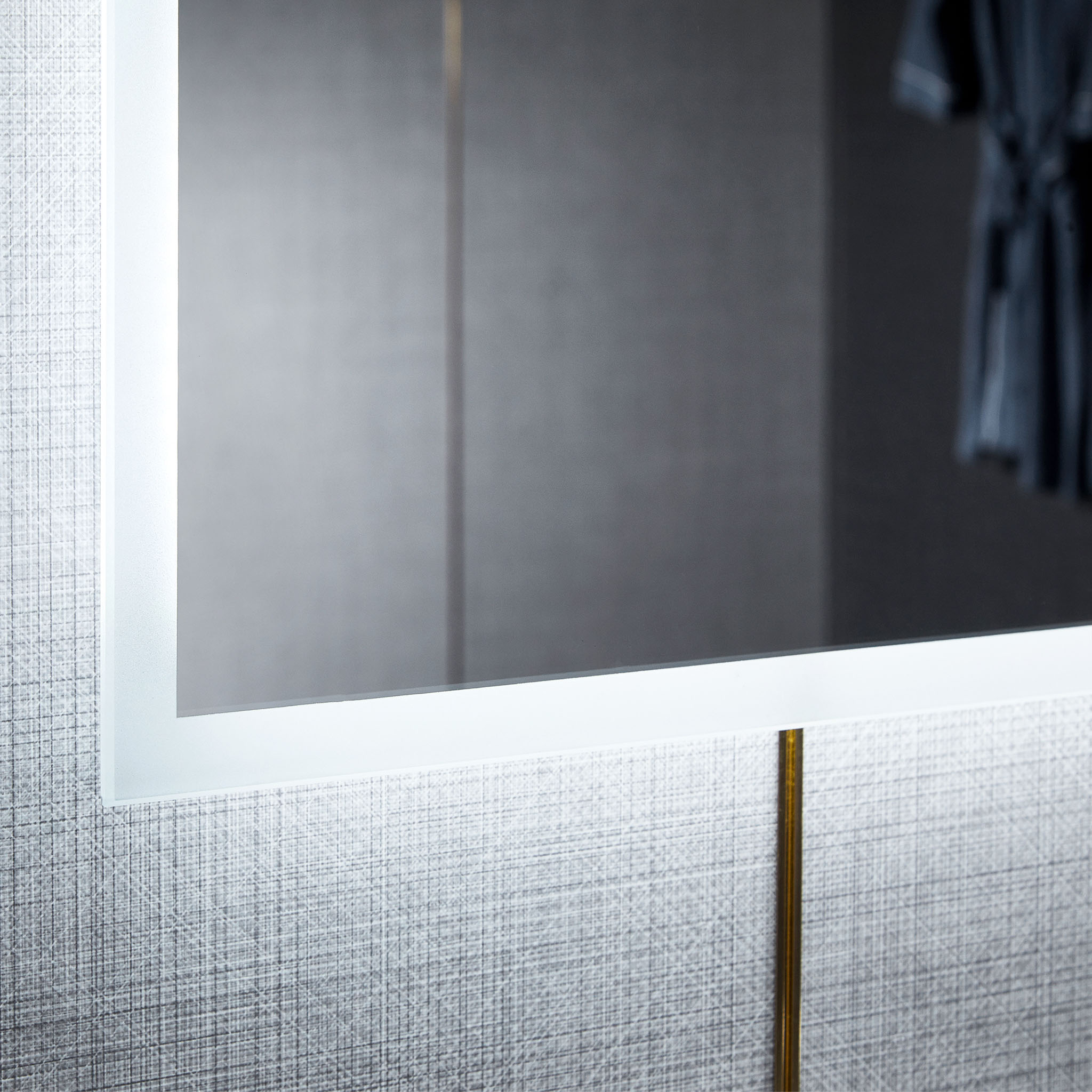 Stor spegel med LED-belysning och anti-fog-funktion Stor spegel med LED-belysning och anti-fog-funktion