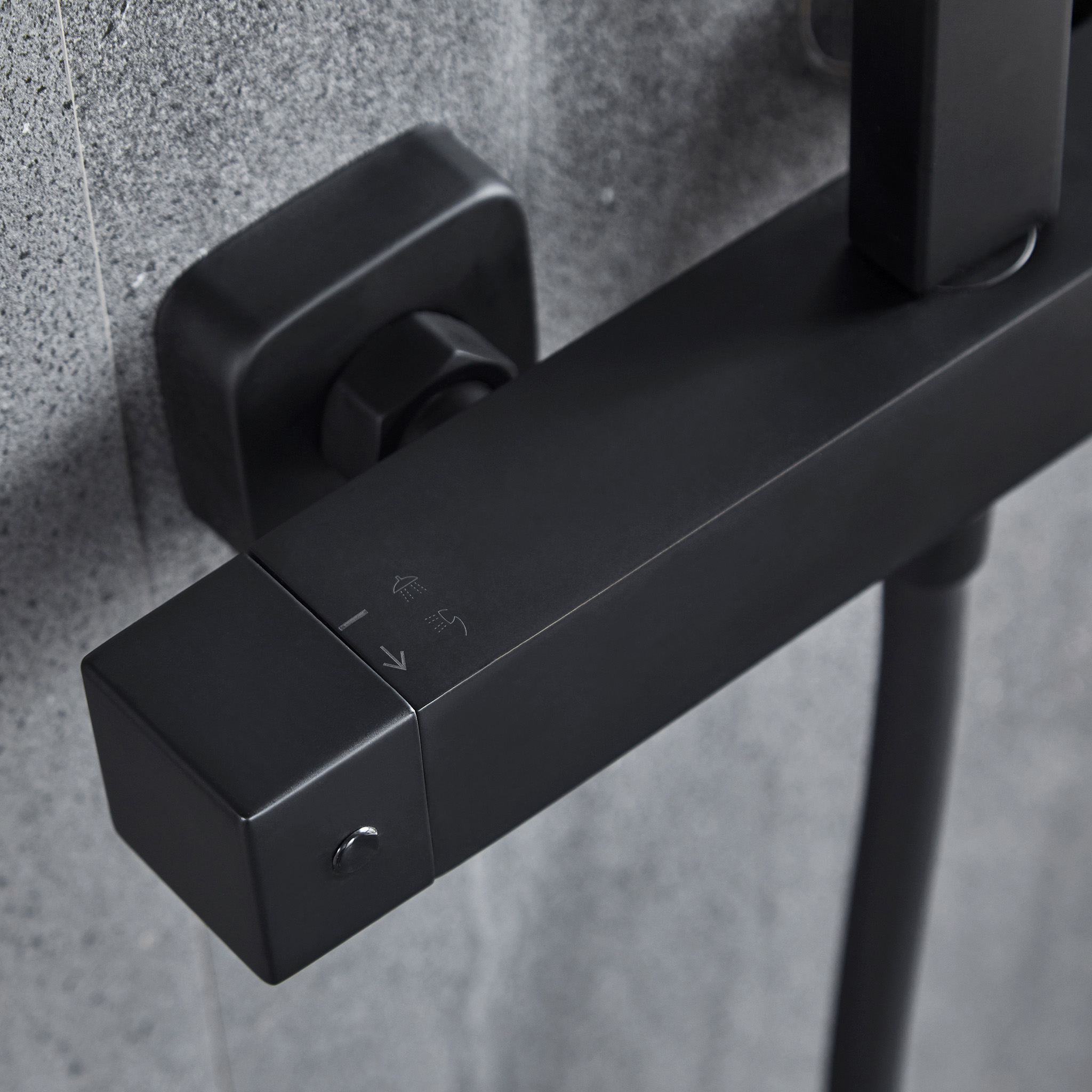 Komplett takduschset med handdusch i kantig design | Svart Komplett takduschset med handdusch i kantig design | Svart