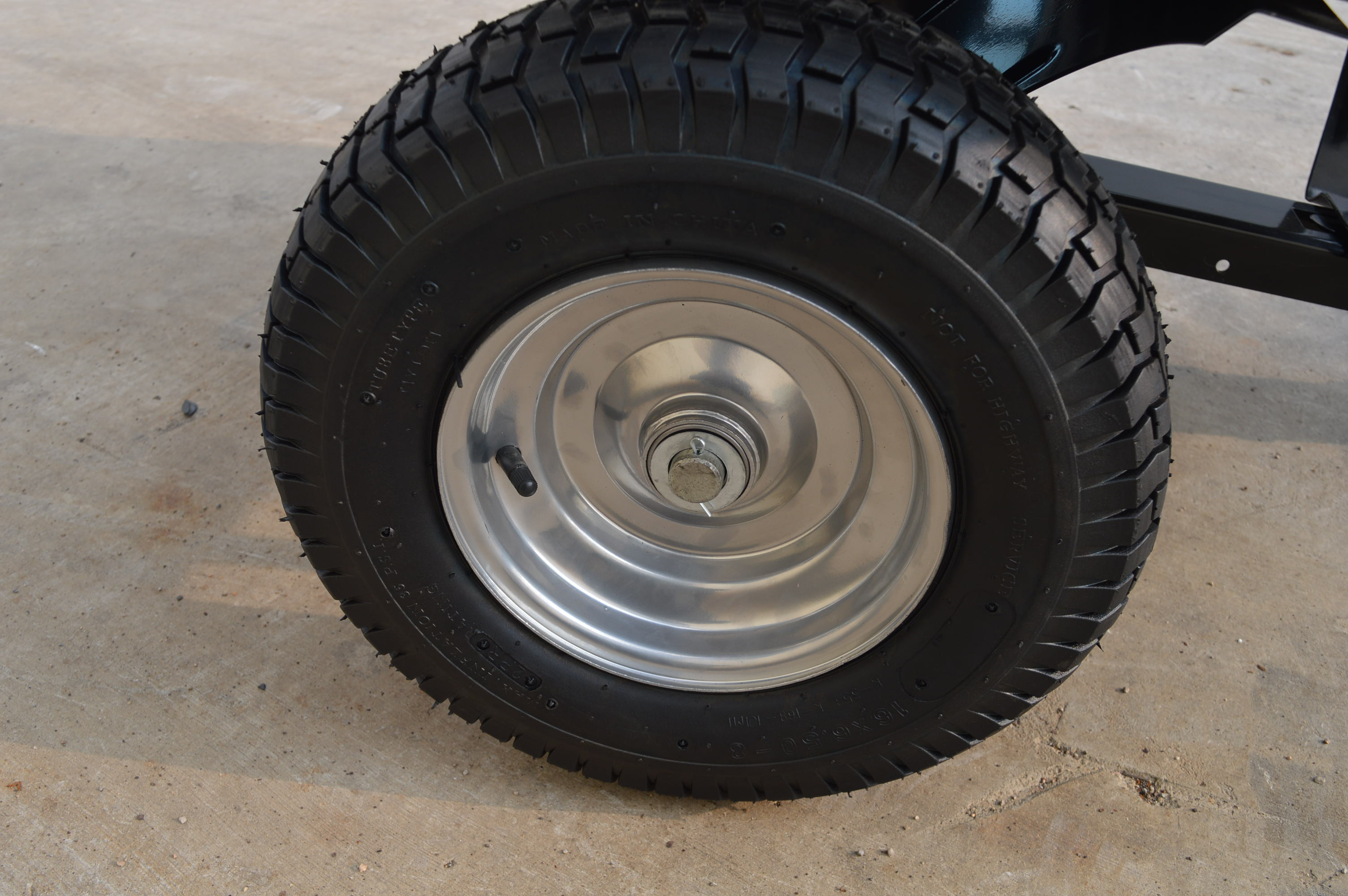 Transportvagn med tippfunktion | 300KG Lastkapacitet & terr�nghjul | Skjut & dragbar | Svart