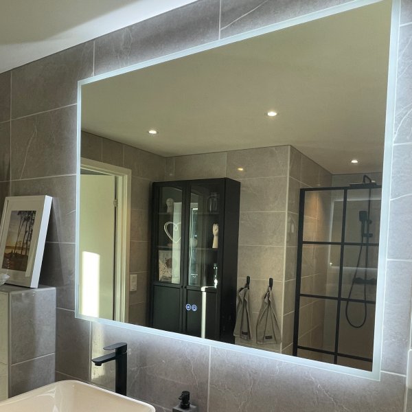 Badrumsspegel | LED-belysning och touch-styrd dimmer Badrumsspegel | LED-belysning och touch-styrd dimmer