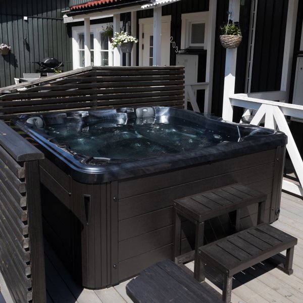 Spabad Poseidon Black Edition – 5–6 personer | Lucite® akryl, Gecko® cirkulationspump & Balboa® styrsystem Spabad Poseidon Black Edition – 5–6 personer | Lucite® akryl, Gecko® cirkulationspump & Balboa® styrsystem
