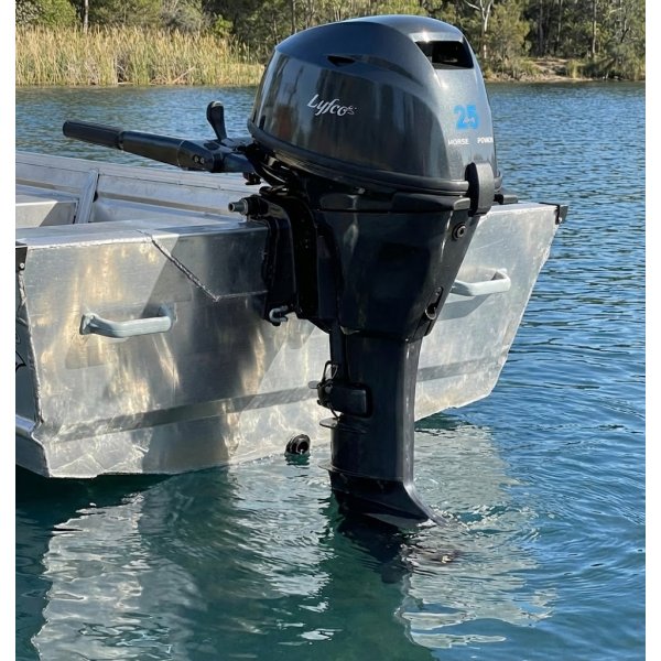 B�tmotor 25 hk | 2-cylindrig 4-takt | Kraftfull & br�nslesn�l | 24 L br�nsletank | L�ng rigg