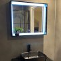 Spegel med inbyggd LED-belysning och hyllkant
