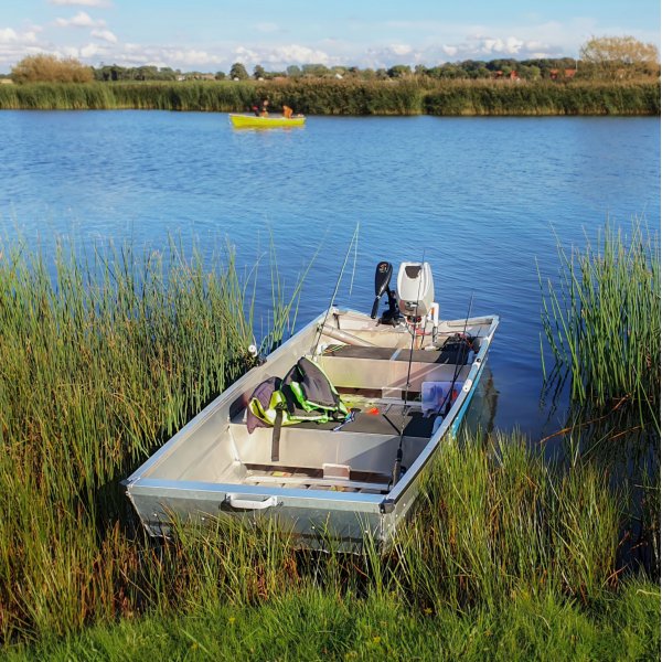 Flatbottnad aluminiumb�t 3,5m | F�r 3 personer | 2mm skrovtjocklek | Lyfco