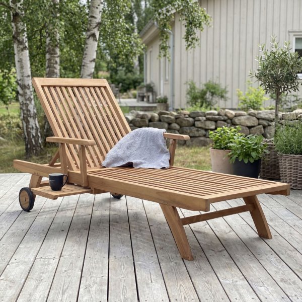 Solstol i teak med hjul och utf�llbart hyllplan | 120 cm | Sol�