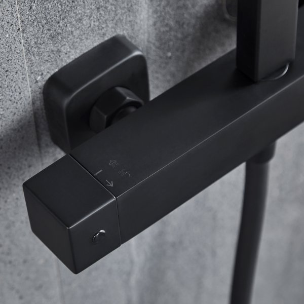 Komplett takduschset med handdusch i kantig design | Svart Komplett takduschset med handdusch i kantig design | Svart