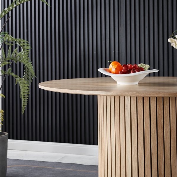 Runt matbord 120 cm i ek med plats f�r 4�5 personer | Ludvig