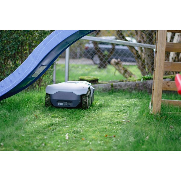 Robotgr�sklippare utan slinga 3600m� | Full-Band RTK + 4 AI-kameror | ANTHBOT Genie 3000