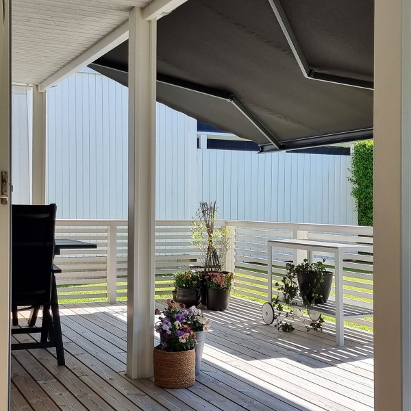 Terrassmarkis helkassett 4x3m | Motor & fj�rrkontroll | Svart - FYNDVARA