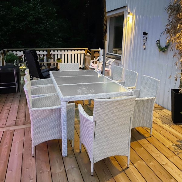 Utembler i vit konstrotting | Matgrupp med 8 stolar | Lyfco Lysekil