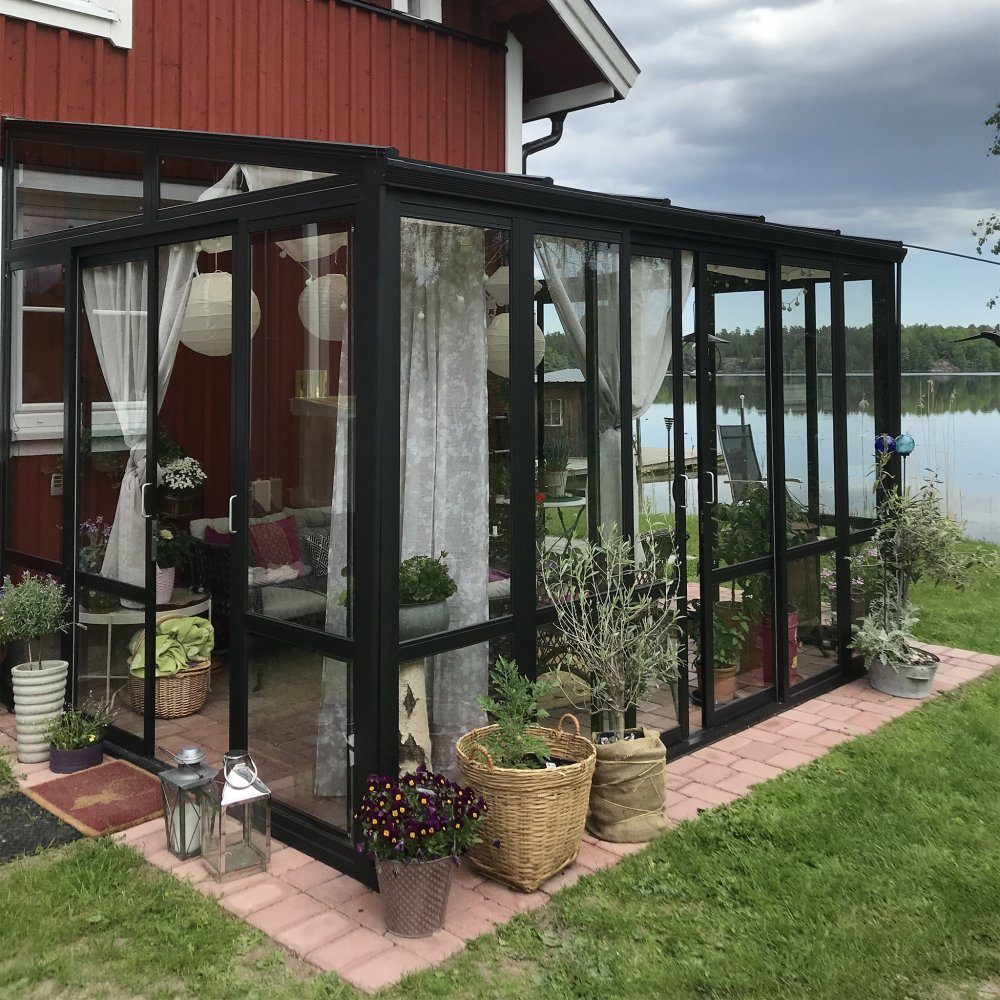 Uterum 10,7m2 | Säkerhetsglas och kanalplast | Aluminiumstomme | Svart | Yta 10,7 m2 (3,7 x 2,9 meter)
