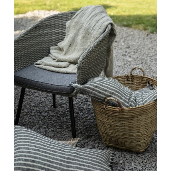 Aster utestol i grå konstrotting med dyna Aster utestol i grå konstrotting med dyna