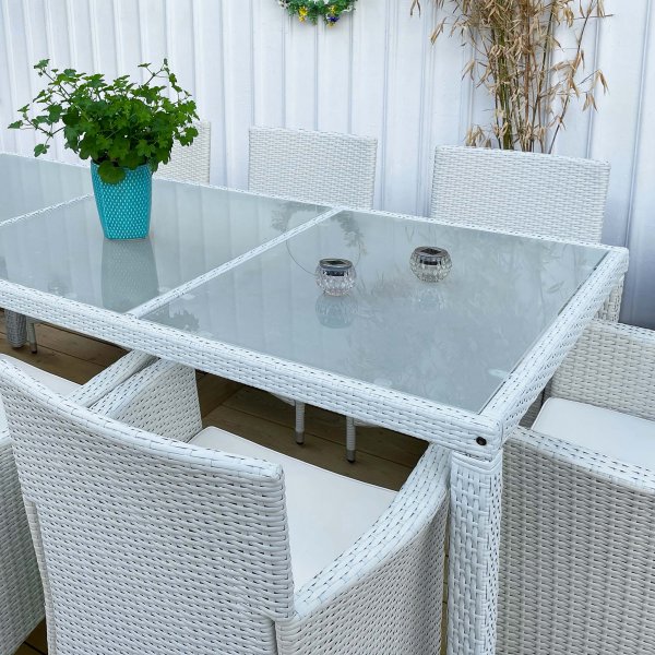 Utembler i vit konstrotting | Matgrupp med 8 stolar | Lyfco Lysekil