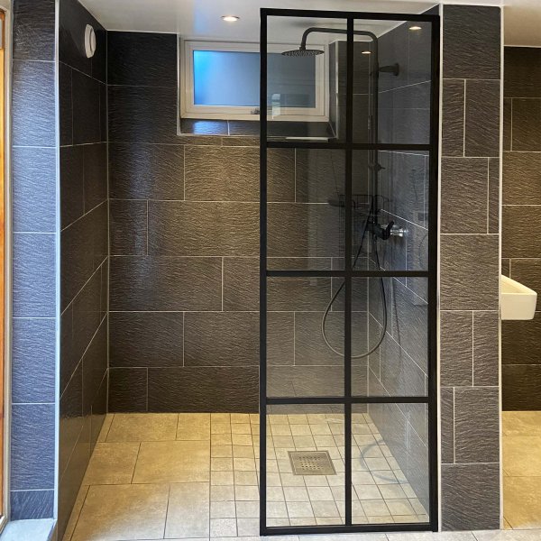 Duschvägg med svart spröjs | 6mm säkerhetsglas Duschvägg med svart spröjs | 6mm säkerhetsglas