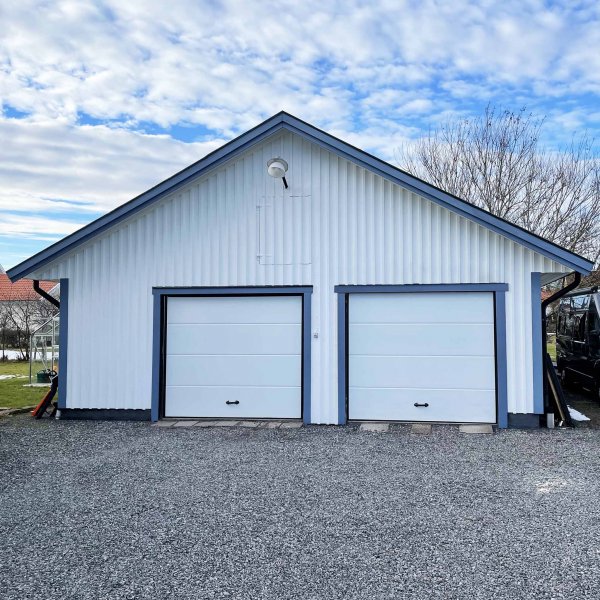 Garageport Takskjutport med fjärrstyrning | 2,4m bred Garageport Takskjutport med fjärrstyrning | 2,4m bred