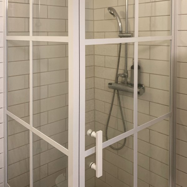 Duschh�rna med vita profiler | 6mm s�kerhetsglas