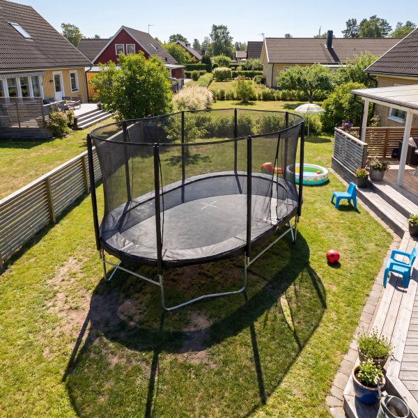 Stor oval studsmatta 3,05 x 4,88 m | S�kerhetsn�t & stabil st�lram f�r tr�dg�rdslek | Svart