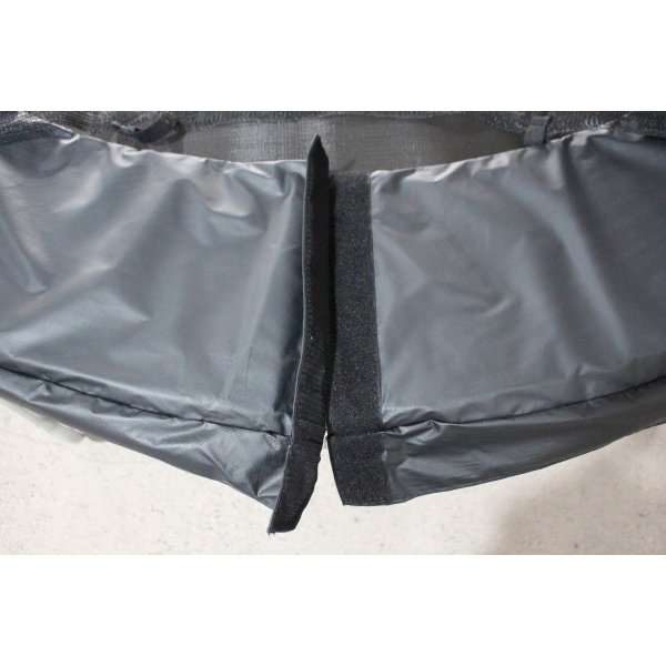 Oval Studsmatta | 2,44 x 3,96 m | Svart Oval Studsmatta | 2,44 x 3,96 m | Svart