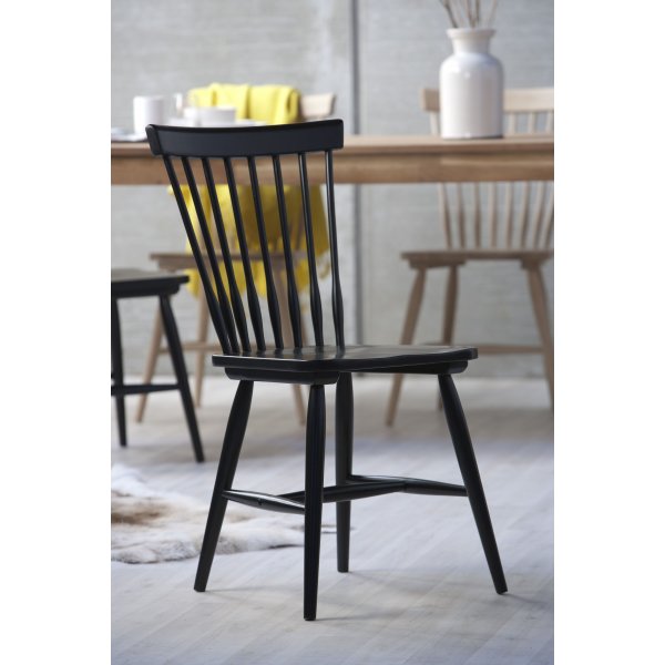 Tärnö Pinnstol – Svart | Klassisk matstol i massivt trä med tidlös design Tärnö Pinnstol – Svart | Klassisk matstol i massivt trä med tidlös design