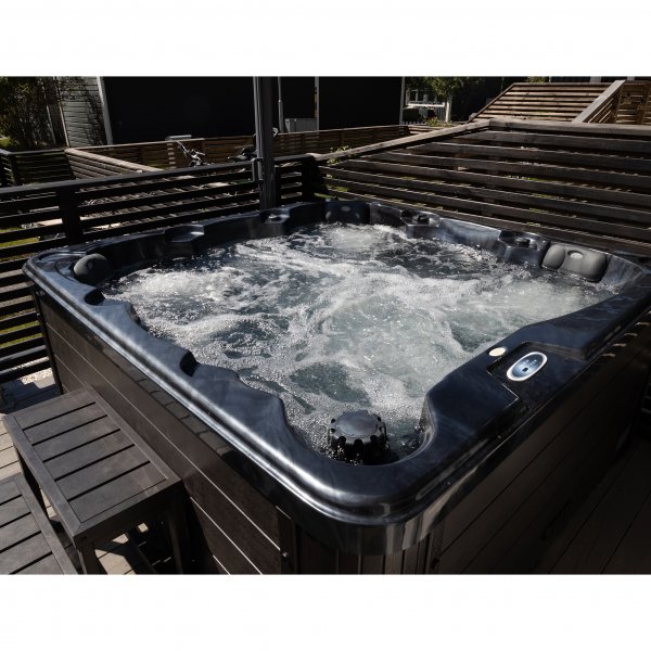 Spabad Poseidon Blackline – 5–6 personer | Lucite® akryl, Gecko® cirkulationspump & Balboa® system | 2026 Spabad Poseidon Blackline – 5–6 personer | Lucite® akryl, Gecko® cirkulationspump & Balboa® system | 2026