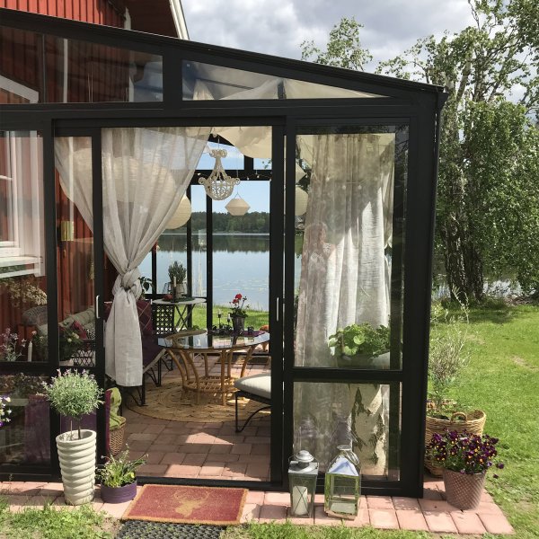 Uterum 10,7m | Skerhetsglas och kanalplast | Aluminiumstomme | Svart